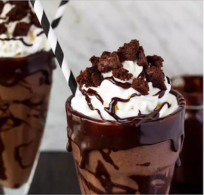  This Brownie Milkshake is a very wanton treat each chocolate sweetheart should taste in a Brownie Milkshake #drink