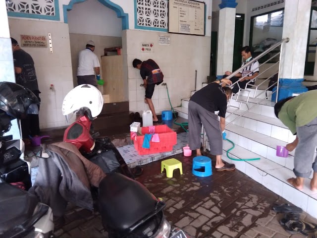Bersih Masjid Tiap Hari (Ramadhan ke-3): Masih di Musholla Pasar Gotong Royong Kota Magelang