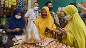 Warga Takut Beli Minyak Goreng Curah Pakai NIK PeduliLindungi: Ntar Datanya Dipakai Buat Pinjol Warga Takut Beli Minyak Goreng Curah Pakai NIK PeduliLindungi: Ntar Datanya Dipakai Buat Pinjol