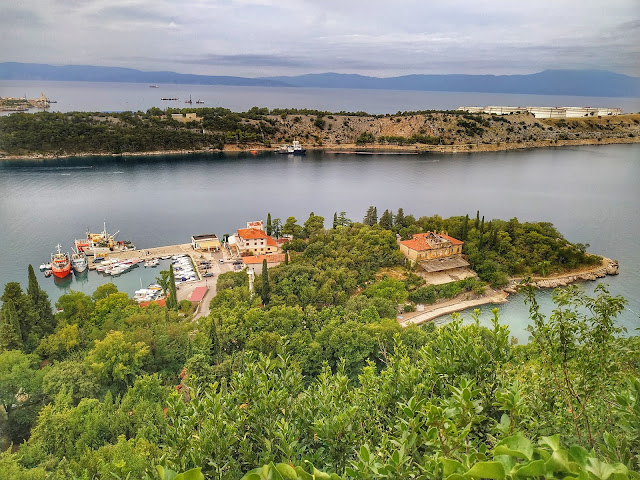 widok na port jachtowy w Omisalj na wyspie Krk,