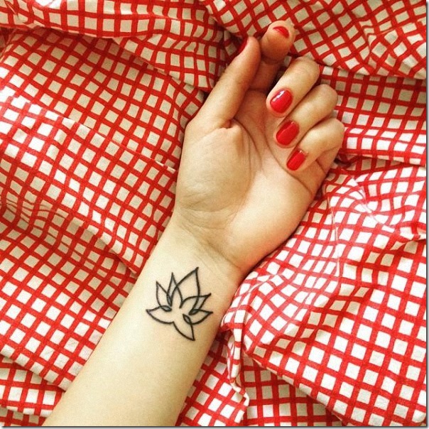 tatuaje_de_flor_de_loto_con_contorno_en_la_muñeca tatuaje_de_flor_de_loto_con_contorno_en_la_muñeca