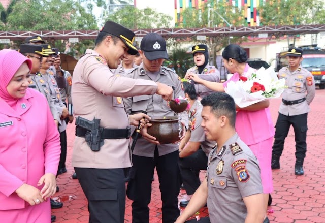 Tradisi Kenaikkan Pangkat, Kapolres Kutim Siram Air Kembang Kepada 25 Personil Yang Naik Pangkat