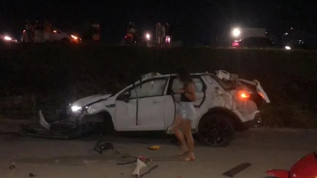 Influenciador digital sofre acidente e carro fica destruído em Feira de Santana