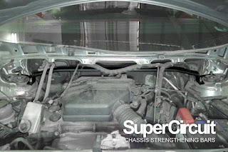 SUPERCIRCUIT Front Strut Bar installed to the 2002-2008 Toyota Alphard.