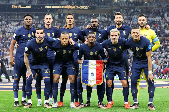 SELECCIÓN DE FRANCIA. Temporada 2022-23. Aurélien Tcgoaméni, Adrien Rabiot, Raphaël Varane, Dayot Upamecano, Olivier Giroud, Hugo Lloris. Théo Hernández, Jules Koundé, Ousmane Dembélé, Antoine Griezmann, Kylian Mbappé. SELECCIÓN DE ARGENTINA 3 SELECCIÓN DE FRANCIA 3 En los penaltis: SELECCIÓN DE ARGENTINA 4 SELECCIÓN DE FRANCIA 2 Domingo 18/12/2022, 16:00 horas. XXII Copa Mundial de fútbol de la FIFA Catar 2022, Final. Lusail, Municipalidad de Al Daayen, Catar, estadio de Lusail: 88.966 espectadores. GOLES: ⚽1-0: 23’, Lionel Messi, de penalti. ⚽2-0: 36’, Ángel Di María. ⚽2-1: 80’, Kylian Mbappé, de penalti. ⚽2-2: 81’, Kylian Mbappé. ⚽108’, Lionel Messi. ⚽3-3: 118’, Kylian Mbappé, de penalti. PENALTIS: ⚽0-1: Kylian Mbappé, gol. ⚽1-1: Lionel Messi, gol. 1-1: Kingsley Coman, para Emiliano Martínez. ⚽2-1: Paulo Dybala, gol. ⚽2-1: Aurélien Tchouaméni, lanza fuera. ⚽3-1: Leandro Paredes, gol. ⚽3-2: Randal Kolo Muani, gol. ⚽4-2: Gonzalo Montiel, gol.