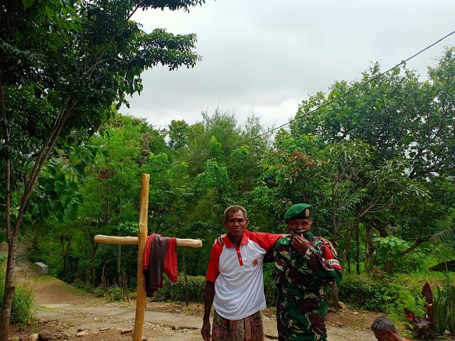 Gugah Rasa Nasionalisme Satgas Pamtas RI-RDTL Sektor Barat Berikan Kaos Merah Putih.