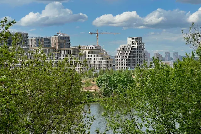 Набережная улица, Москва-река, вид на строящийся микрорайон СберСити Рублёво-Архангельское