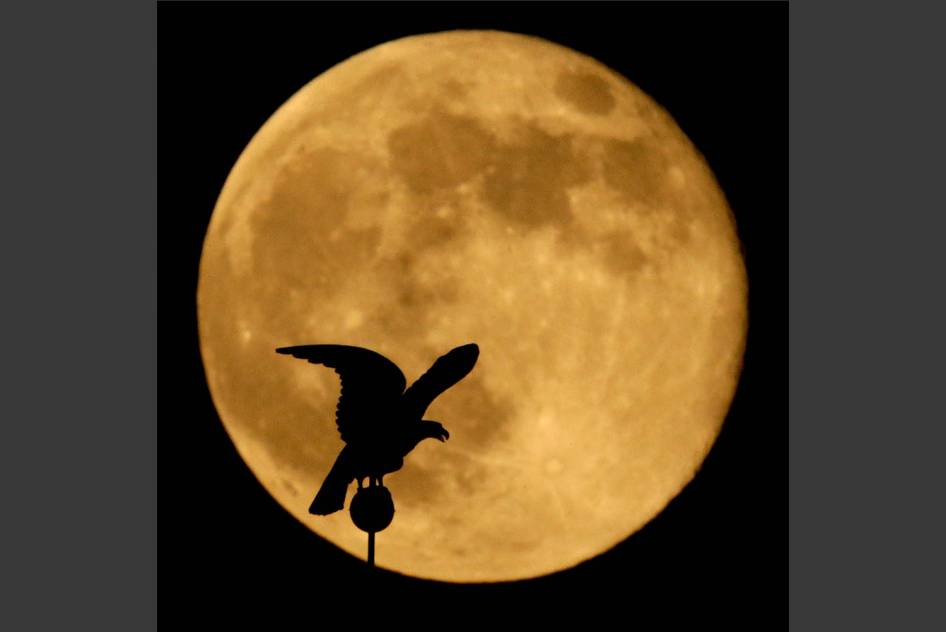GAMBAR SUPERMOON FENOMENA BULAN RAKSASA 