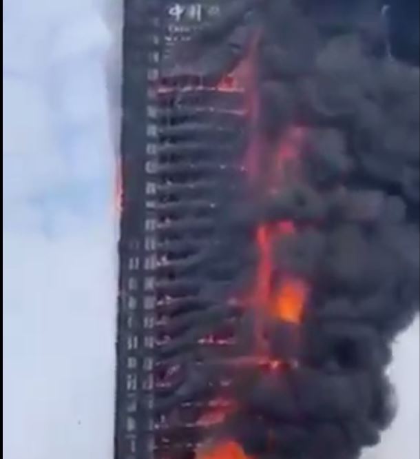 اشتعال النيران في ناطحة سحاب  في الصين