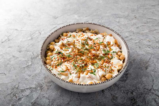 Fatteh with Chickpeas in a serving dish