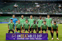 REAL BETIS BALOMPIÉ. Temporada 2021-22. Rui Silva, Borja Iglesias, Víctor Ruiz, Paul Akouokou, Edgar. Rodri, Sergio Canales, Aitor Ruibal, Sabaly, Álex Moreno, Fekir. REAL BETIS BALOMPIÉ 5 A. S. ROMA 2. 07/08/2021. Partido amistoso. Sevilla, estadio Benito Villamarín. GOLES: 1-0: 4’, Rodri. 1-1: 27’, Shomurodov. 2-1: 30’, Fekir. 2-2: 50’, Mancini. 3-2: 57’, Álex Moreno. 4-2: 80’, Tello. 5-2: 83’, Rober.