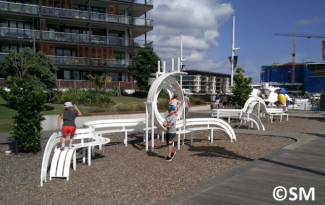 Photo de banc public long modified benchWaitemata Green Jeppe Hein  Auckland Nouvelle-Zélande