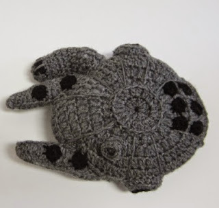 http://translate.google.es/translate?hl=es&sl=en&tl=es&u=http%3A%2F%2Fcraftyghoul.com%2F2014%2F12%2F17%2Fstar-wars-millennium-falcon-and-tie-fighter-crochet-pattern%2F