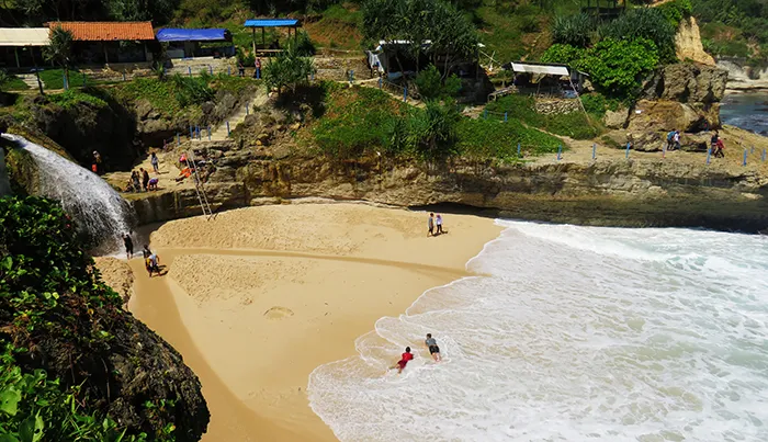 Pantai Banyu Tibo, Pacitan