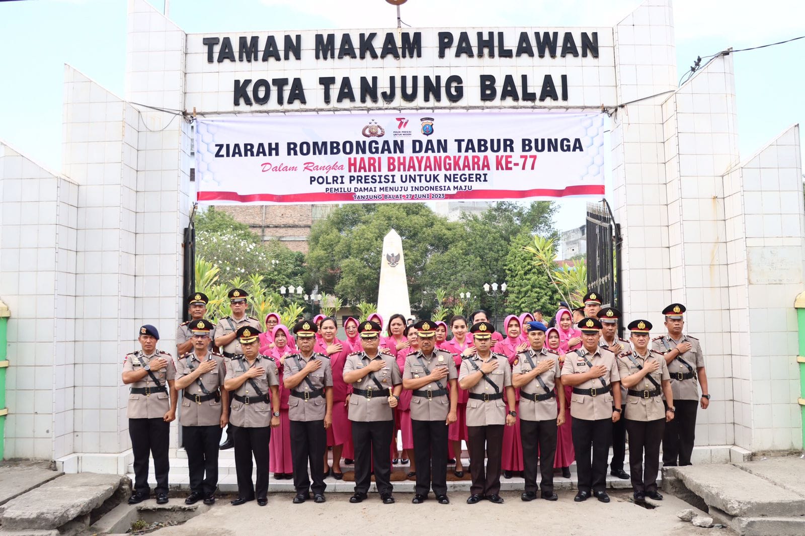 Sambut HUT Bhayangkara ke 77 Polres Tanjung Balai Melaksanakan Upacara Ziarah Rombongan dan Tabur Bunga di Makam Pahlawan