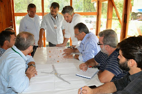 Secretários municipais Marcos Antônio da Luz (Segurança Pública) e Carlos Antônio Lopes (Fiscalização de Obras) participam de reunião sobre início da obra do viaduto