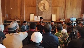 Bawaslu Temukan Pelanggaran Kampanye, Benarkah Anies Bagi-bagi Botol Minum Berlabel Fotonya di Lombok?