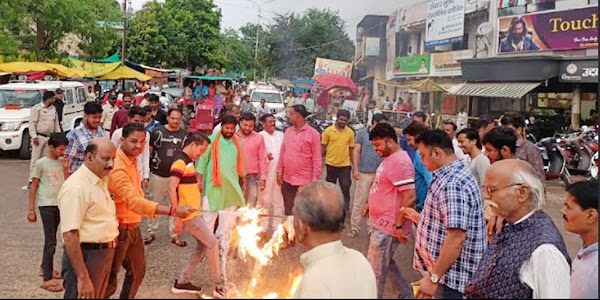 भाजपा पिछड़ा वर्ग मोर्चा ने कांग्रेस के पिछड़ा वर्ग मोर्चा प्रदेश अध्यक्ष और विधायक का झाबुआ बस स्टैंड पर फूंका पुतला