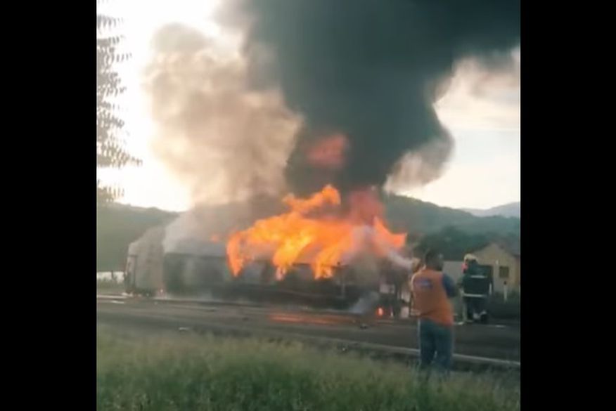 Carreta que transportava combustível tomba, pega fogo e motorista morre na BR-230, em Pombal