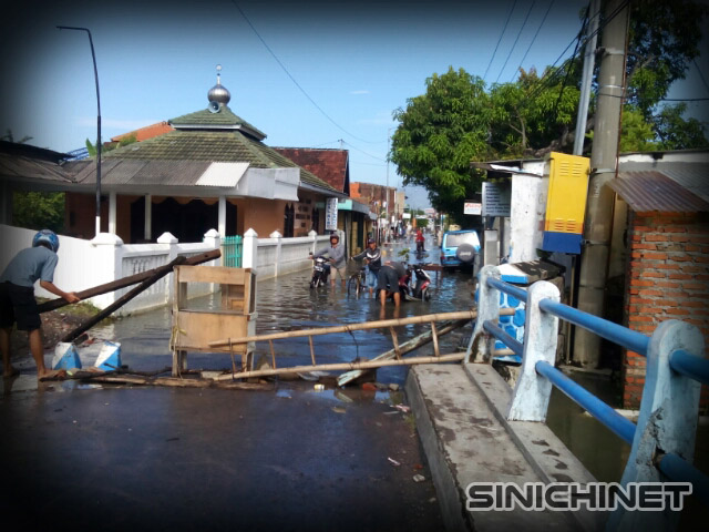 Jalan Kolonel Sugiono Waru Semakin Tenggelam, Hujan Deras Menyebabkan Beberapa Daerah Di Waru Banjir, bencana, foto jalan banjir, Kali Buntung Meluap, Waru dan Taman Kebanjiran