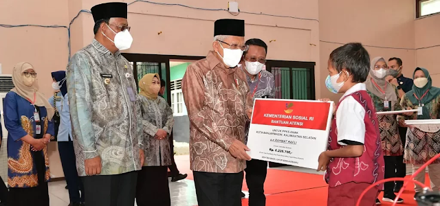 Wapres Serahkan Bantuan Sosial Bagi Masyarakat Banjarbaru