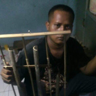 “Saya merintis sendiri usaha angklung dari thn 2003, saya bisa bikin angklung karena warisan dari ayah saya Pak Aceng angklung, beliau udh wafat thn 2013. Ayah saya jga mewarisi ilmu buat angklung dari kakeknya yaitu mbah Atta( seniman berbagai alat musik bambu , mbah ata masih ada hubungan persaudaraan dgn Pak Daeng sutisna( pencipta angklung melody di bandung). Begitulah sejarah singkatnya.”