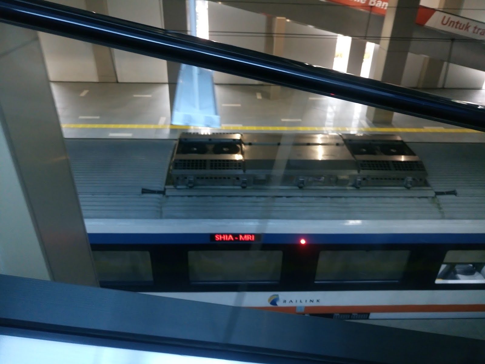 Mencoba Naik Skytrain dan Railink dari Bandara Soekarno 