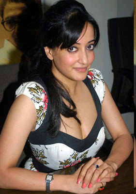 Actress Raima Sen Hot Cleavage Photos