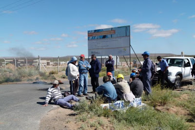 Obreros de la Uocra cortan la ruta en Cutral Co