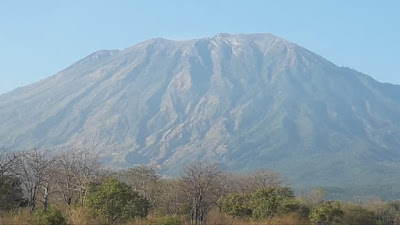 Terjadi Nyala Api Dan Kepulan Asap Di Lereng Gunung Agung, BPBD Himbau Warga Tetap Tenang