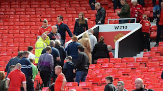 articolo sul ritrovamento della falsa bomba all'interno delle stadio del Manchester. 