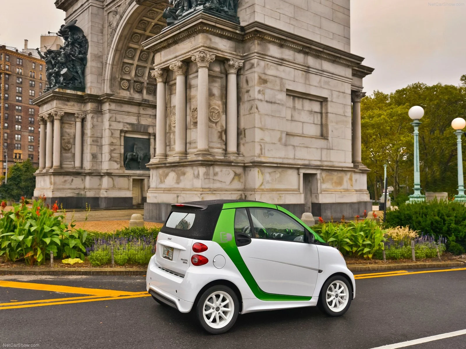 Hình ảnh xe ô tô Smart fortwo electric drive 2013 & nội ngoại thất