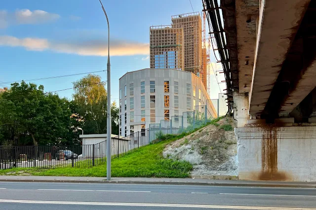 улица Костякова, гараж, строящийся жилой комплекс Symphony 34, путепровод Рижского направления Московской железной дороги