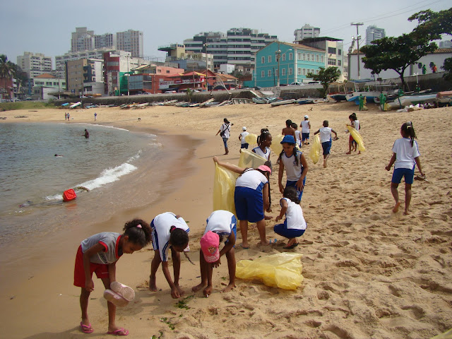  Mutirão retira mais de uma tonelada de lixo das praias do Rio Vermelho