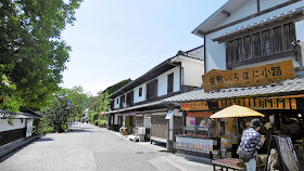 岡山県の倉敷美観地区にある、倉敷いろはに小路 豆柴カフェも。