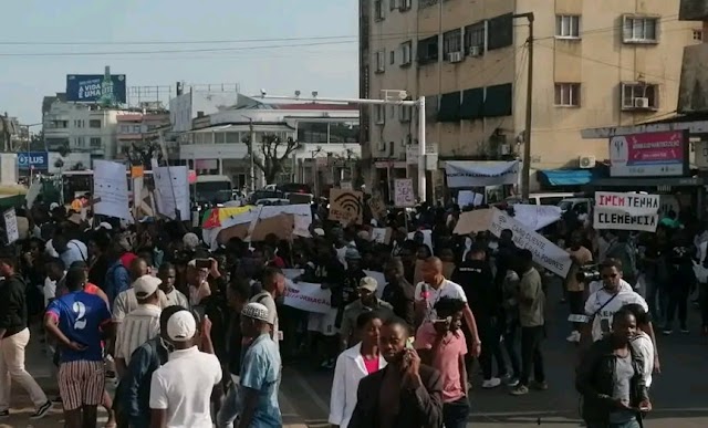 Nova tarifa do custo da internet leva a marcha de centenas de pessoas na Cidade de Maputo