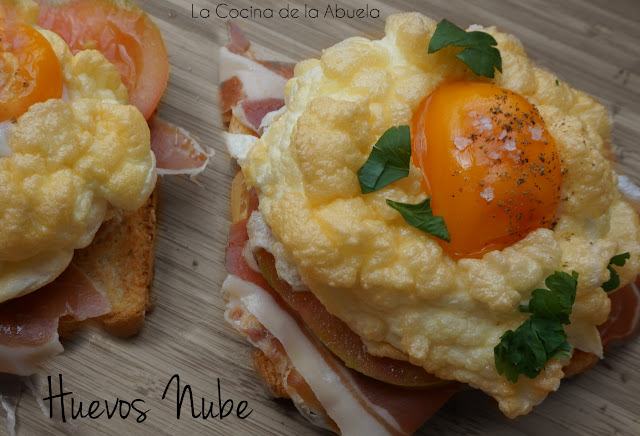 Huevos nube. Cloud Eggs.