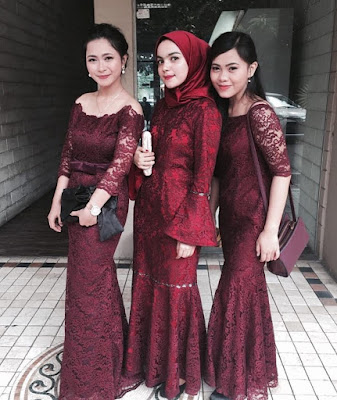 contoh model inspirasi baju kebaya brokat maroon