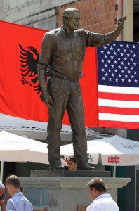 L'Albania dedica una statua a George. W. Bush