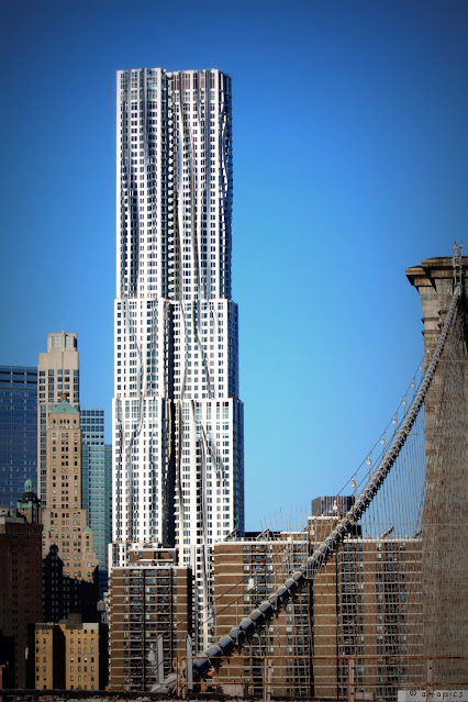 Grattacielo dal Brooklyn bridge-New York