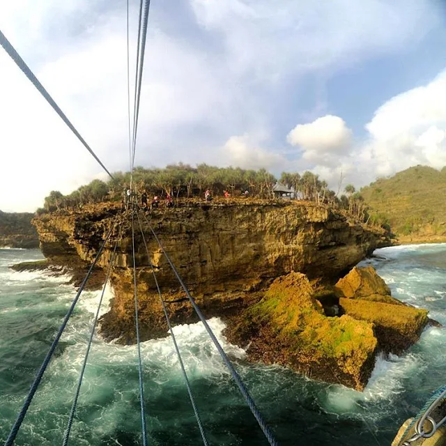 foto pemandangan pulau timang