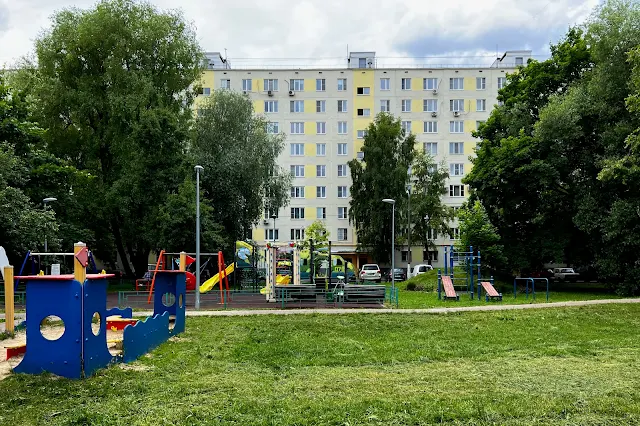 Дорожная улица, дворы, жилой дом 1973 года постройки