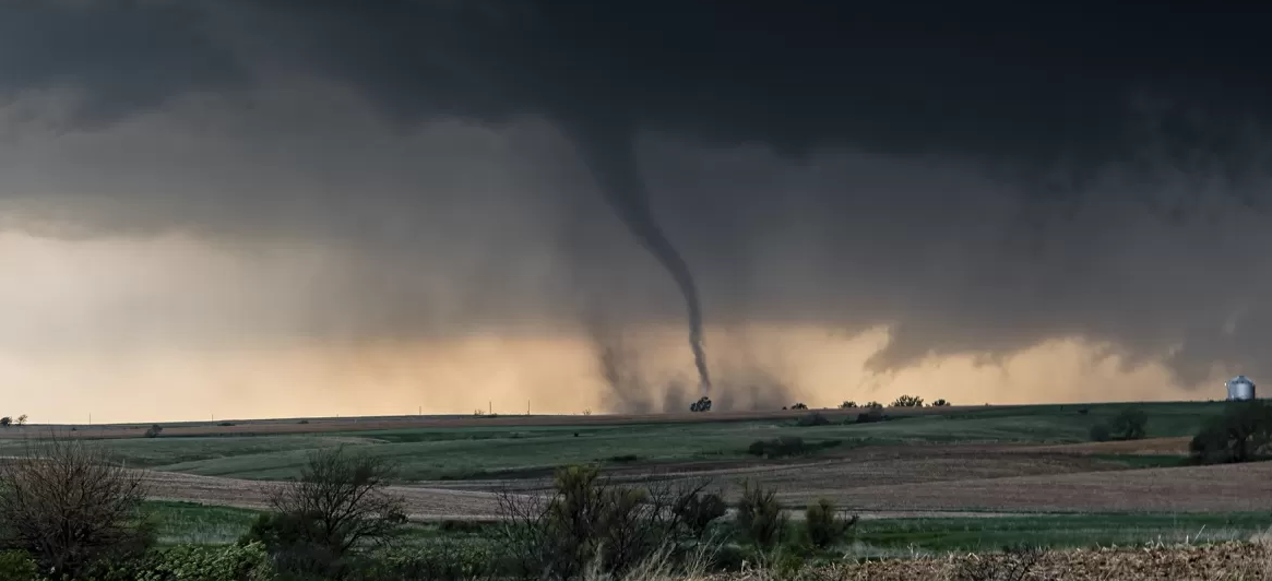 Caçadores de tornados levam turistas para ver o fenômeno de perto nos EUA