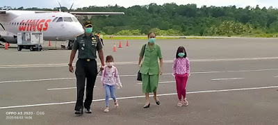 Letkol Inf Mario Noya bersama istri dan kedua anaknya telah tiba di Kepulauan Kei pada, Jumat (3/4/2020)