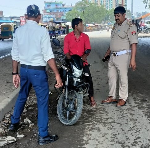 135 वाहनों का यातायात के विभिन्न धाराओं में चालान 