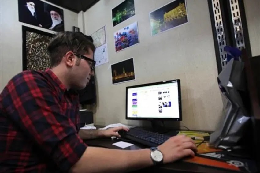 Um homem iraniano usa um computador em um cibercafé em um shopping center, no centro de Teerã, Irã | Vahid Salemi/ AP Photo
