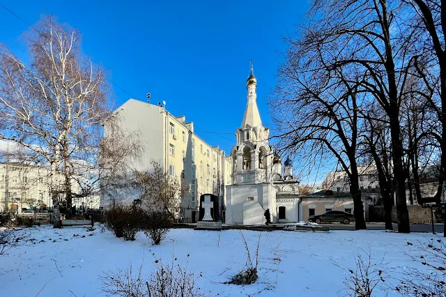 Большая Никитская улица, жилой дом 1927 года постройки, храм преподобного Феодора Студита (Смоленской иконы Божией Матери) у Никитских Ворот