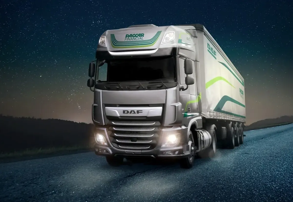 Caminhão DAF XF em uma estrada noturna