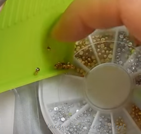 Easy clean-up with the Born Pretty Store rhinestone sorting tray