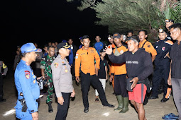 Kapolres Lingga Ikut Turun Membantu Mencari Warga yang Hilang di Pantai Marok Tua